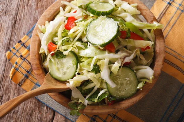Kool salade met komkommers in een kom horizontale bovenaanzicht — Stockfoto