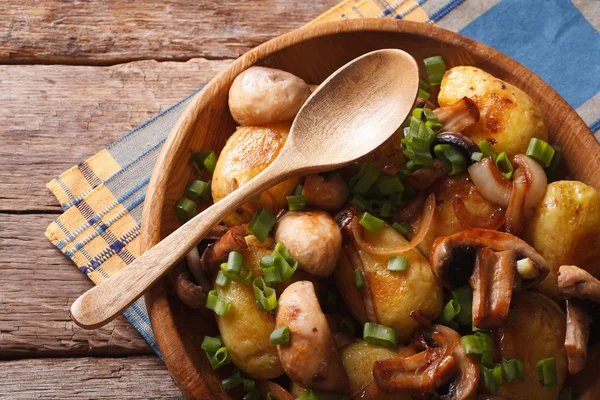 Potatoes with mushrooms in a bowl closeup. horizontal top view — Stock Photo, Image