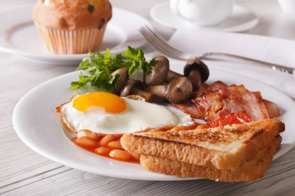 Tükörtojás, bacon és a bab közelről. Vízszintes — Stock Fotó