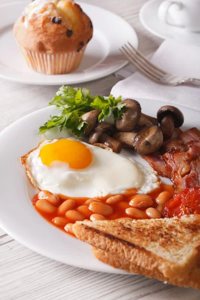 Ένα κοντινό πλάνο πλούσιο αγγλικό πρωινό σε ένα πιάτο. Κάθετη — Φωτογραφία Αρχείου