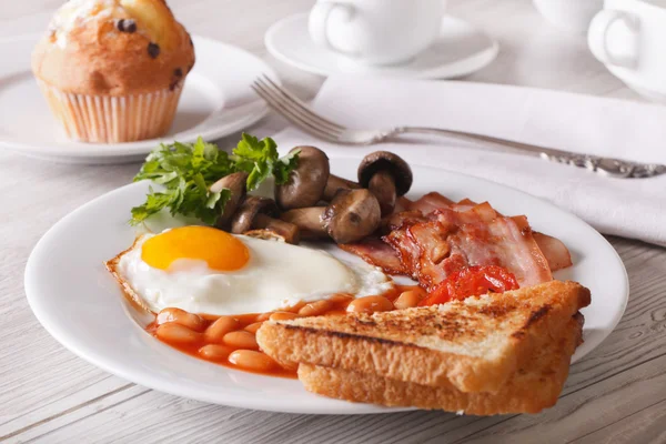 Un copieux petit déjeuner anglais en gros plan sur une assiette. Horizontal — Photo