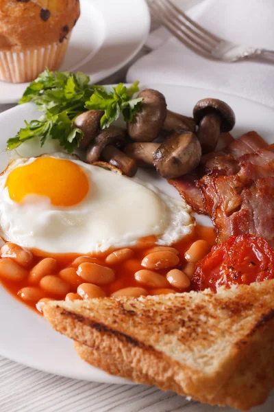 Gebakken eieren met bacon en groenten close-up. verticale — Stockfoto