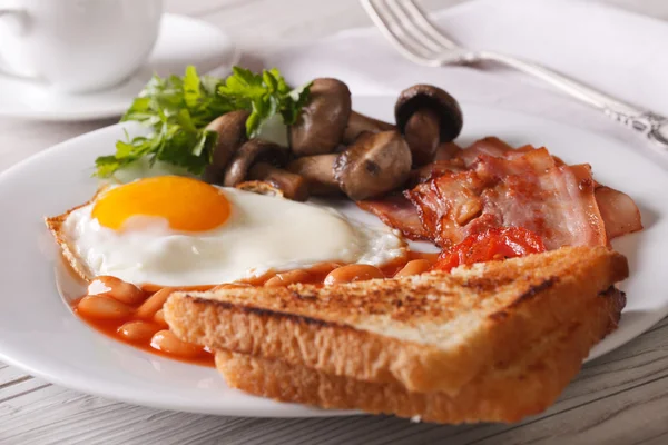 Petit déjeuner anglais : œufs frits avec bacon et légumes — Photo