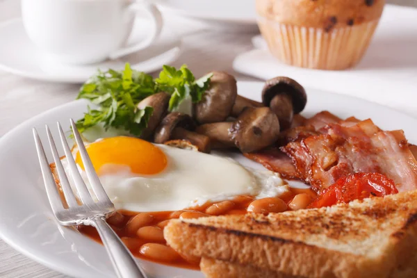 Eier mit Speck und Gemüse in Großaufnahme auf einem Teller. horizontal — Stockfoto