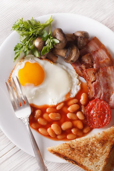 Petit déjeuner anglais en gros plan sur une assiette. vue de dessus verticale — Photo
