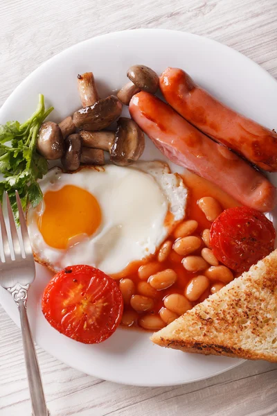 Traditionelles englisches Frühstück aus nächster Nähe. vertikale Ansicht von oben — Stockfoto