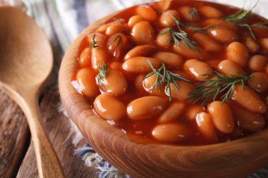 fasulye, domates soslu bir ahşap kase, yatay