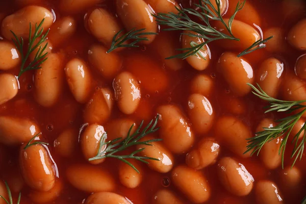 Frijoles en salsa de tomate con eneldo macro horizontal vista superior —  Fotos de Stock