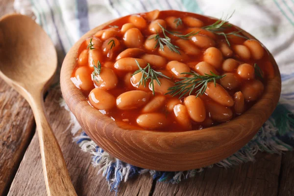 Feijão branco em molho de tomate em uma tigela de madeira — Fotografia de Stock