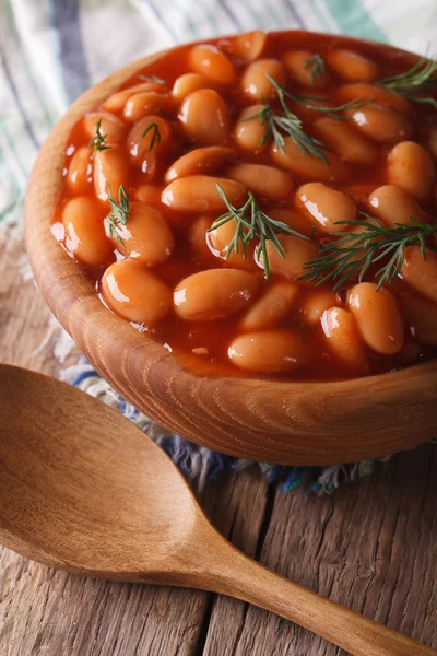 Fagioli in salsa di pomodoro in una ciotola di legno, verticale — Foto Stock