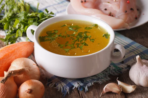 Caldo de galinha e ingredientes close-up. Horizontal — Fotografia de Stock