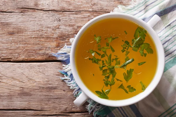 Caldo de carne con perejil en un primer plano tazón. vista superior horizontal — Foto de Stock