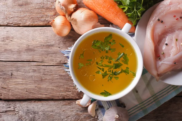 Country Food: zuppa di pollo e ingredienti vista dall'alto Fotografia Stock