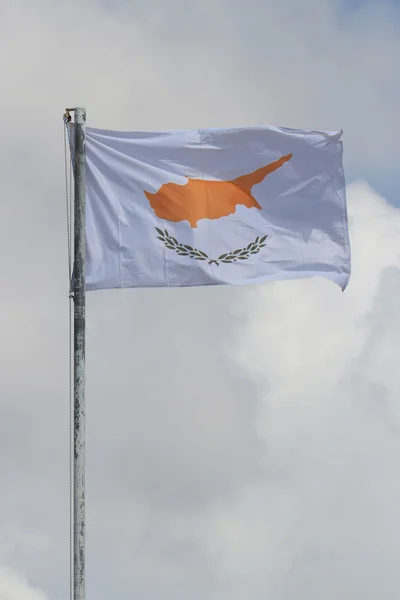 Waving flag of Cyprus on a flagpole against the sky — Stockfoto