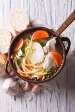 Tavuk çorbası erişte closeup ile. yukarıda, rustik dikey görünüm