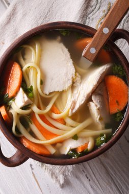 Erişte ve tavuk yakın çekim çorbası. Dikey Üstten Görünüm