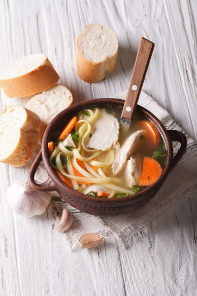 Sup ayam buatan sendiri dengan mie. tampilan atas vertikal — Stok Foto