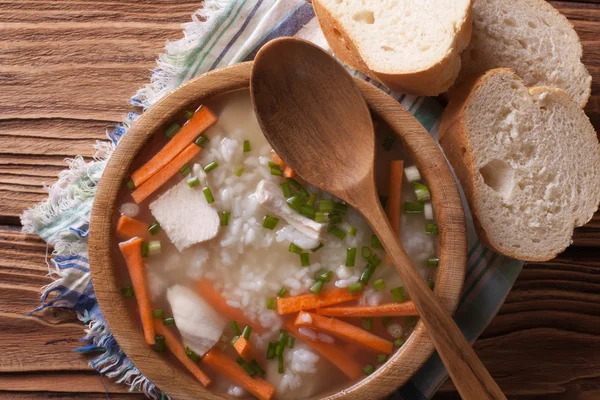Sup lezat dengan nasi dan ayam horisontal atas tampilan — Stok Foto