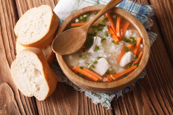 Rustic Food: sup nasi dalam mangkuk kayu. tampilan atas horisontal — Stok Foto