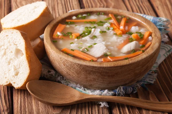 Makanan Buatan sendiri: Sup nasi ayam dalam mangkuk kayu. Horisontal — Stok Foto