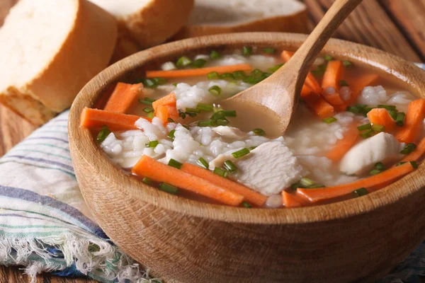 Sup nasi ayam menutup dalam mangkuk kayu. horisontal — Stok Foto