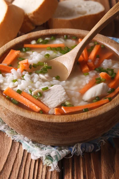 Sup nasi ayam menutup dalam mangkuk kayu. vertikal — Stok Foto