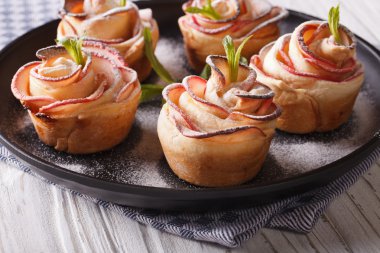 Gül yakın çekim şeklinde romantik Elma tatlısı