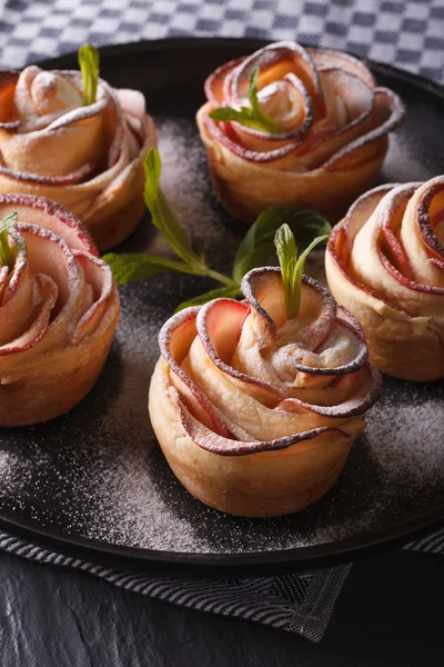 Belle pâte feuilletée aux pommes close-up vertical — Photo