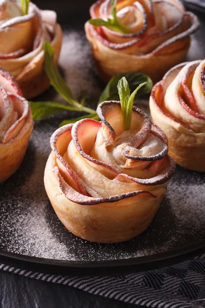 Здоровая пища: яблочный пирог в виде роз макрос. Вертикаль — стоковое фото