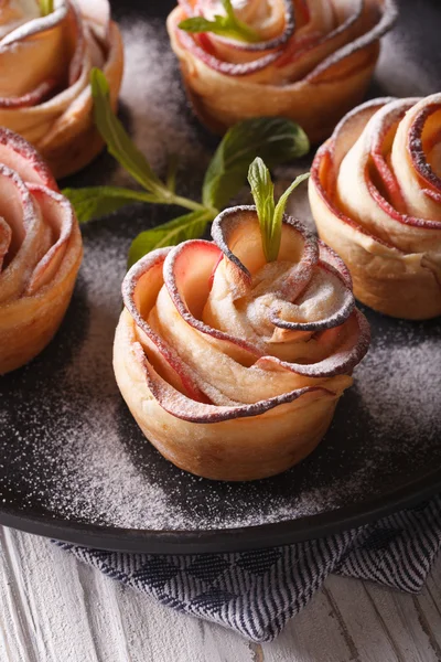 Postre de manzana en forma de rosas de primer plano. vertical —  Fotos de Stock