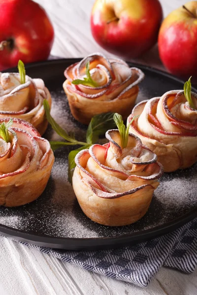 Délicieux gâteau aux pommes en forme de roses vertical close-up — Photo