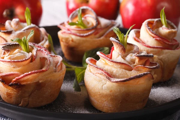 Tarta de manzana en forma de rosas. Pasteles festivos — Foto de Stock