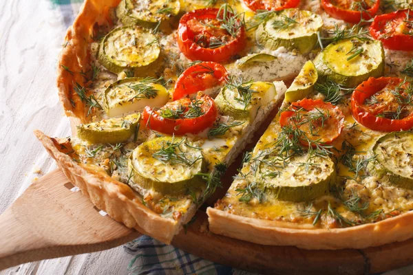 Tarta en rodajas con tomates y calabacín en primer plano. horizontal —  Fotos de Stock