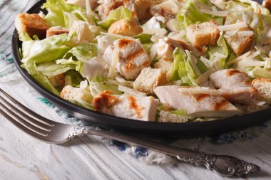 Sezar salata ızgara tavuk yakın çekim yatay