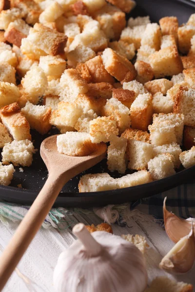 Homemade croutons with garlic macro. vertical rustic — Stock Photo, Image