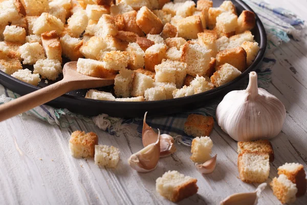 Crutones caseros con macros de ajo. Horizontal rústico — Foto de Stock