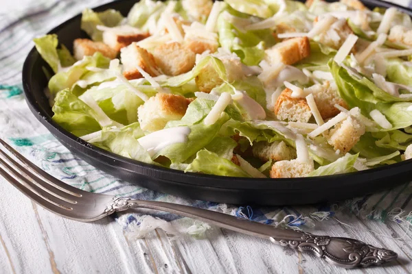 Amerikaanse klassieke Caesar Salad close-up horizontaal — Stockfoto