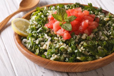 Diyet Tabbouleh salata closeup ahşap bir kase. Yatay