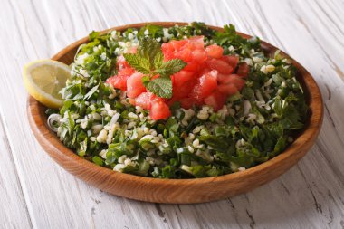 Masanın üzerinde bir kasede Tabbouleh salata portre. Yatay