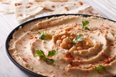 Geleneksel humus plaka yakın çekim üzerine maydanoz ile 
