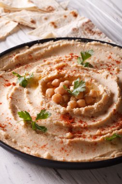 Geleneksel humus ve pide ekmek. Dikey