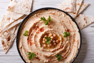 Klasik humus yakın çekim ve pide. Yatay Üstten Görünüm