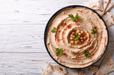 Klasik humus ve pide ekmek. Yatay Üstten Görünüm