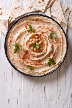 Klasik humus ve pide ekmek. Dikey Üstten Görünüm