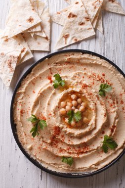 Klasik humus yakın çekim ve pide. Dikey Üstten Görünüm