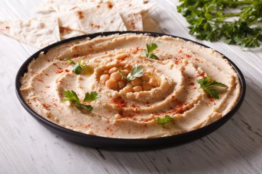 Humus plaka yakın çekim ve pide ekmek maydanoz ile