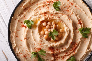 Humus tabak portre üzerinde maydanoz ile. Yatay Üstten Görünüm 