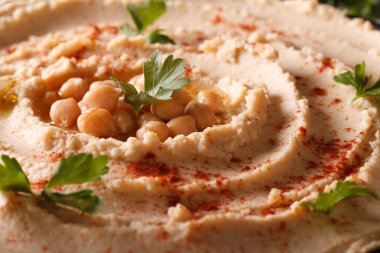 Humus kırmızı biber ve maydanoz makro ile. Yatay