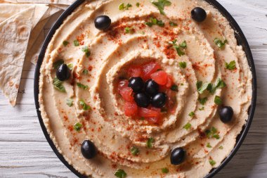 Humus ile zeytin yakın çekim. Yatay Üstten Görünüm