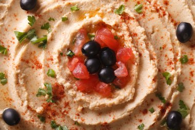 Humus ile zeytin ve domates makro. Yatay Üstten Görünüm